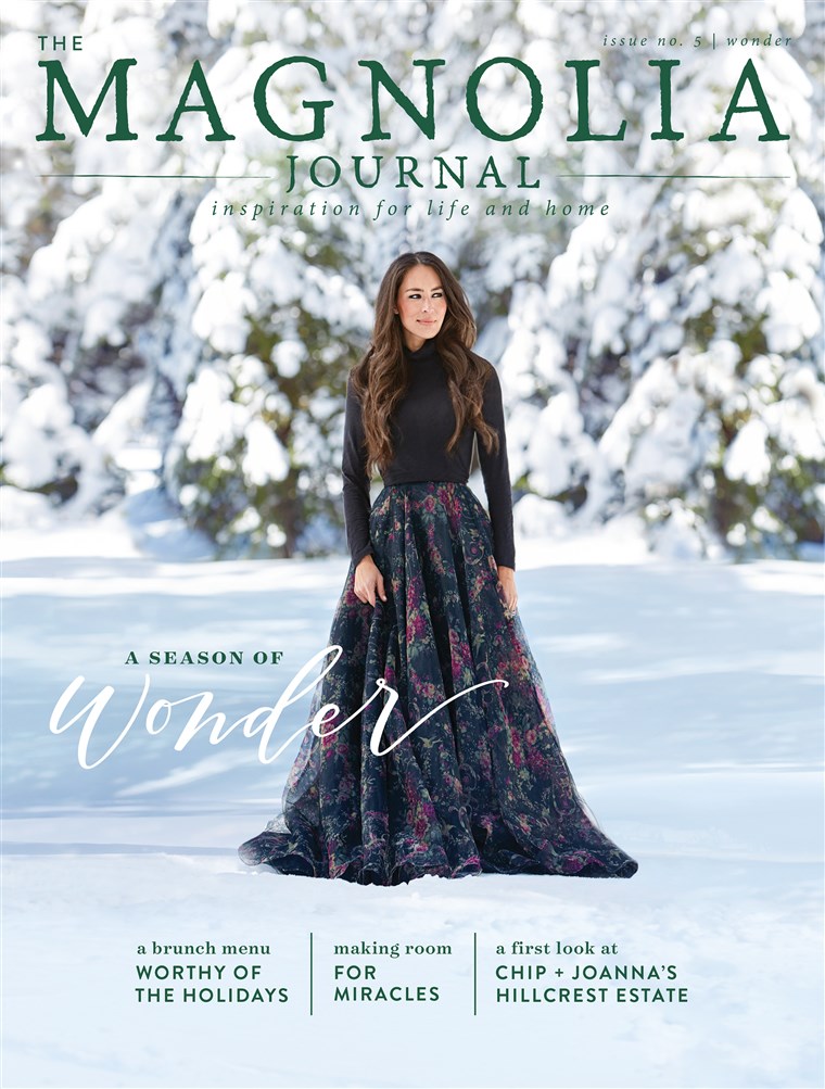 조안나 Gaines cover shoot for the winter 2023 edition of her and husband Chip's magazine, The Magnolia Journal.