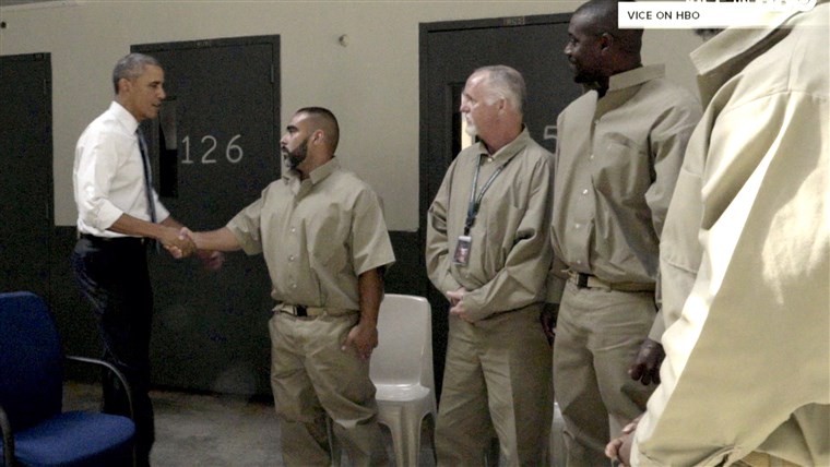 オバマ visits a federal prison