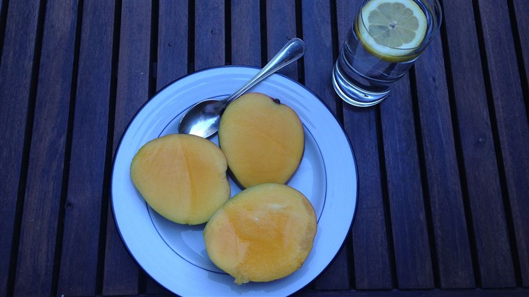 アルカリ性の diet foods: mango and water with lemon