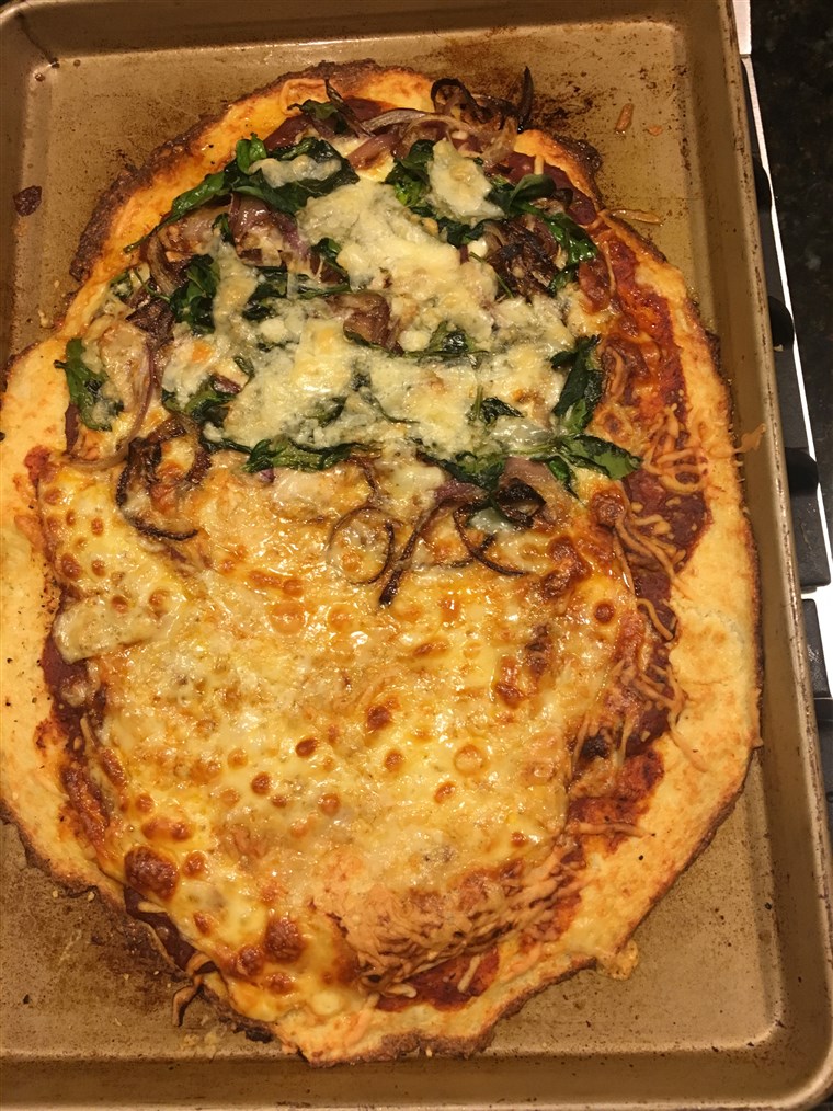 콜리 플라워 pizza with cheese and veggies
