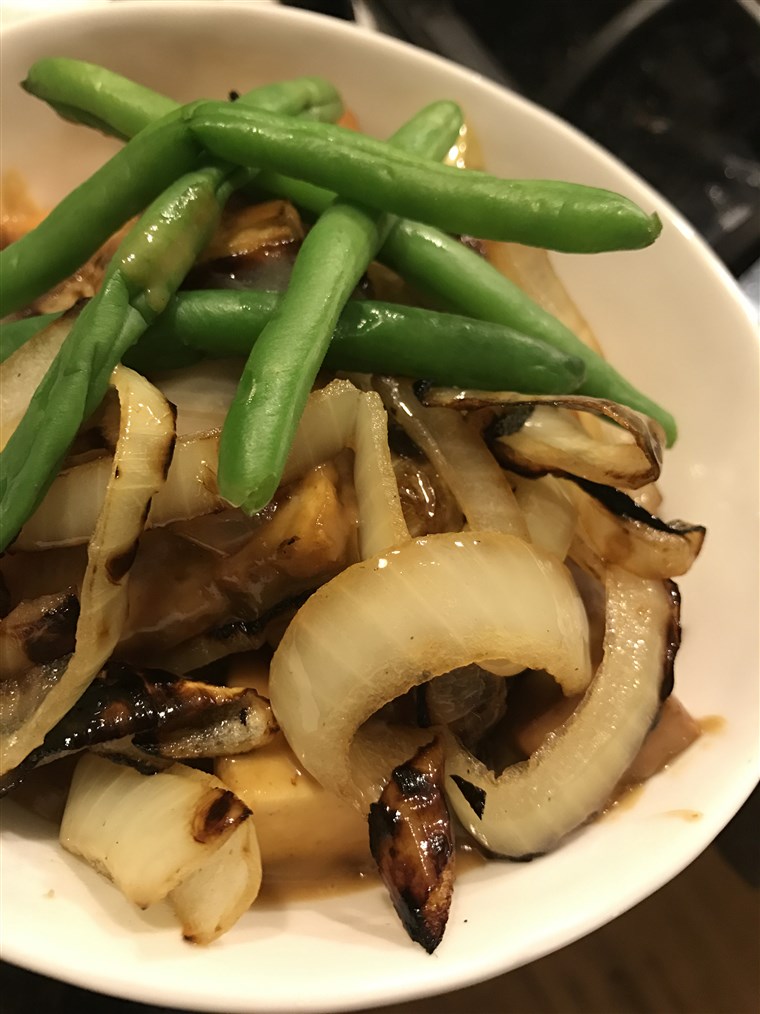 녹색 beans and onions as a side to salmon