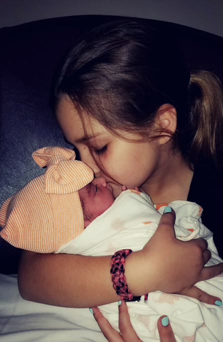 ブルック with her sister, Summer, born in January 2023.