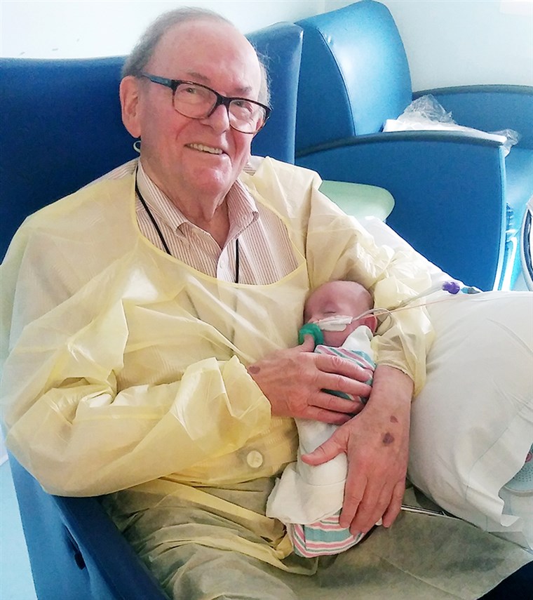 デビッド Deutchman, 82, holding Logan Brulotte, 5 months.