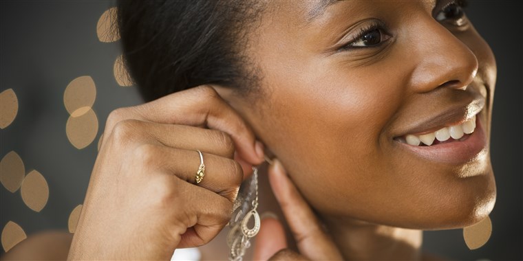 그곳에 are a number of ways to treat an earring hole infection. 