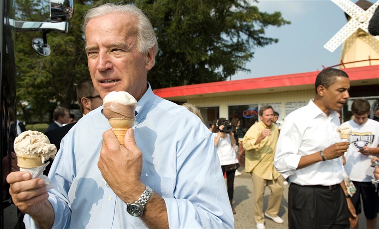 NOI vice presidential nominee Senator Joe Biden (L) and Democratic presidential nominee Senator Barack Obama (R) enjoy ice cream cones as they speak wi...