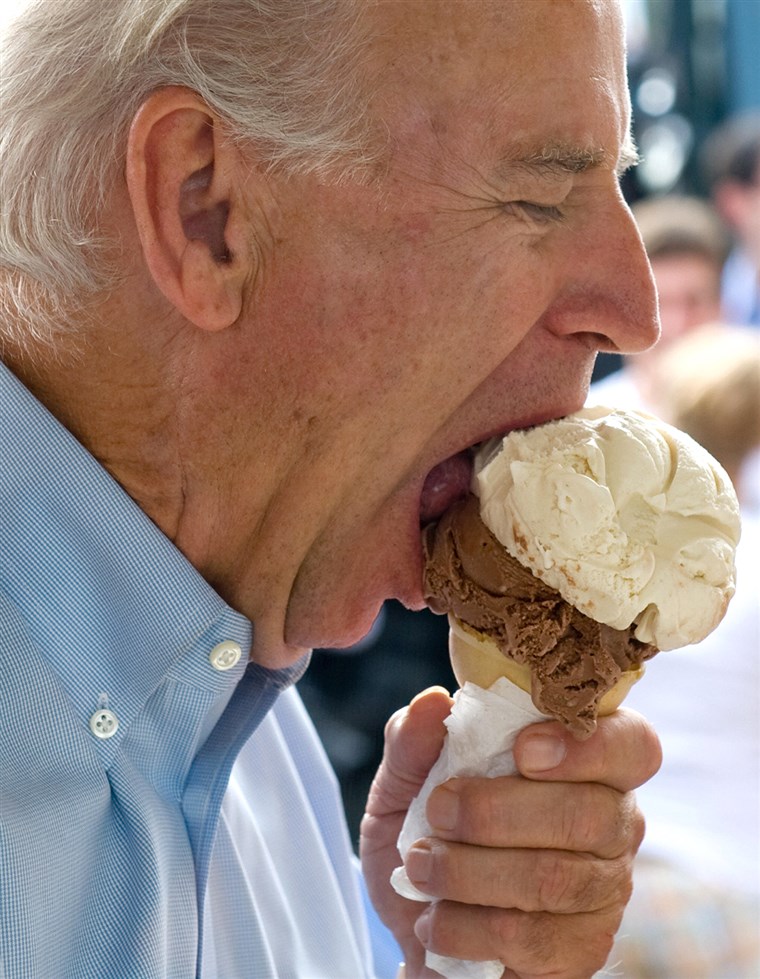 米国 Vice Presidential nominee Senator Joe Biden eats an ice cream cone at the Windmill Ice Cream in Aliquippa, Pennsylvania, August 29, 2008, whil...