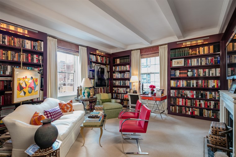그만큼 library room in Ina Garten's Manhattan apartment.