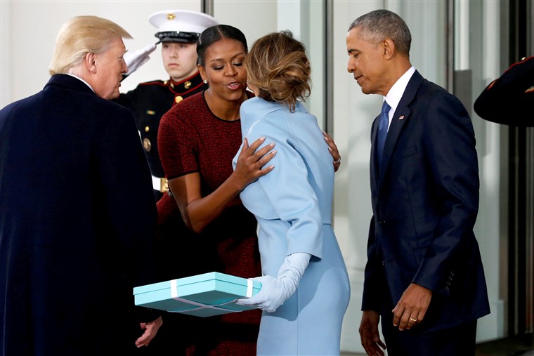画像： Trump and his wife present a gift to the Obamas as the Trumps arrive for tea before the inauguration at the White House in Washington