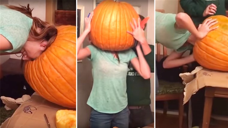 여자 Gets Head Stuck In Pumpkin