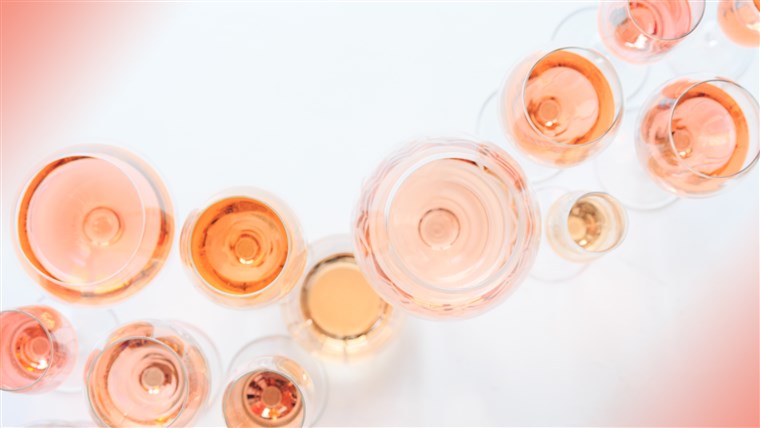 많은 glasses of rose wine at wine tasting. Concept of rose wine and variety