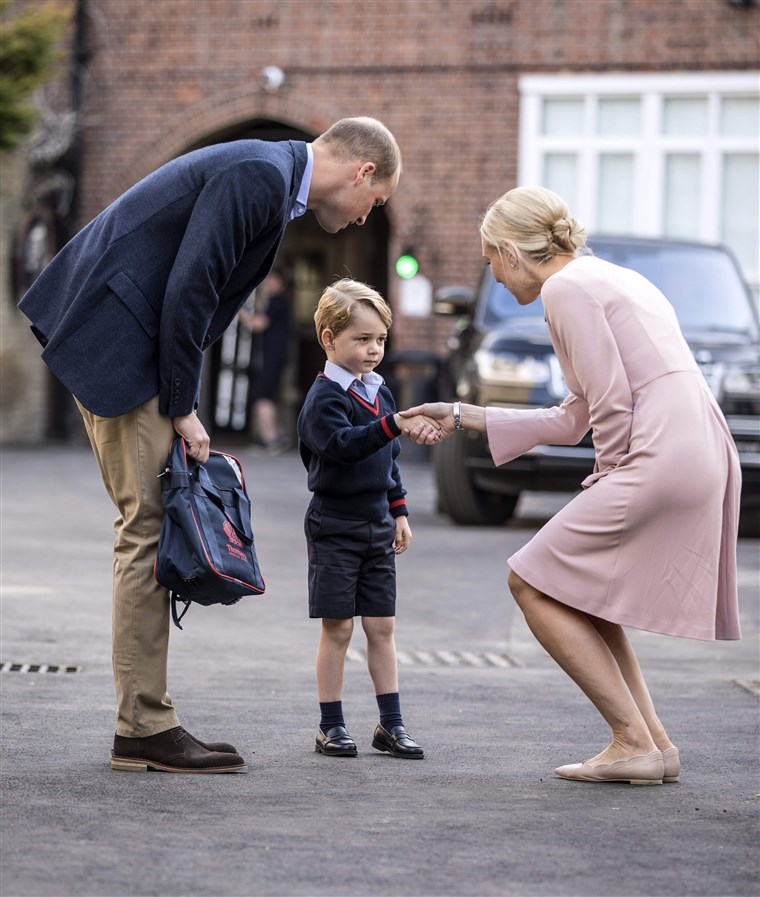 Gran Bretagna's Prince George accompanied by Britain's Prince William (L), Duke of Cambridge arrives for his first day of school.