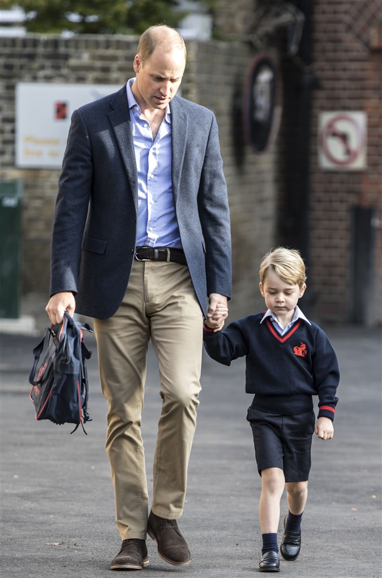 Gran Bretagna's Prince George accompanied by Britain's Prince William (L), Duke of Cambridge arrives for his first day of school.