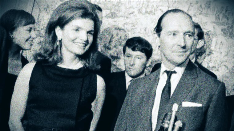 새로 부상 한 letters showed the heartbreak of David Ormsby-Gore, a former British ambassador to the U.S., over his marriage proposal to Jackie Kennedy being rejected. 