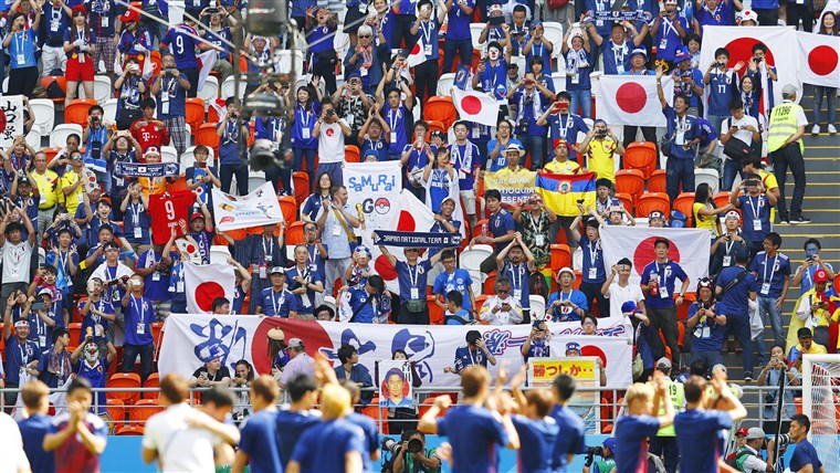 축구 fans cheer for the Japanese national football team in Saransk, Russia, on June 19, 2018, ahead of their World Cup group stage match against Colombia.