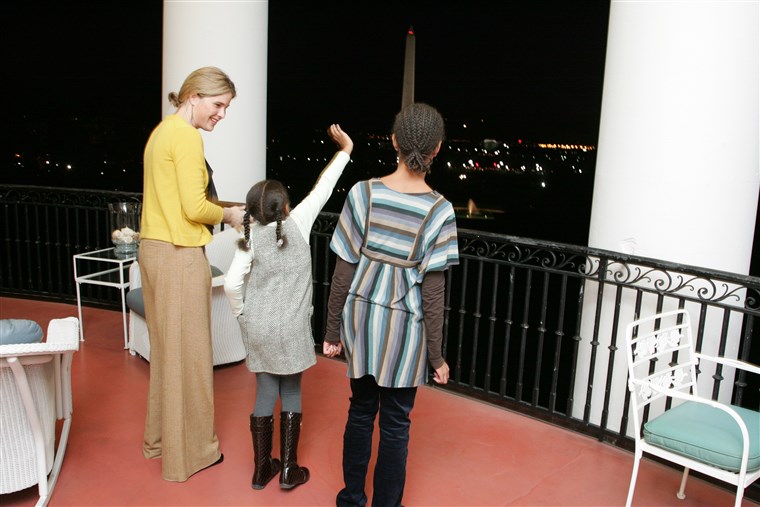 バーバラ and Jenna Bush give Malia and Sasha Obama a White House tour in 2008