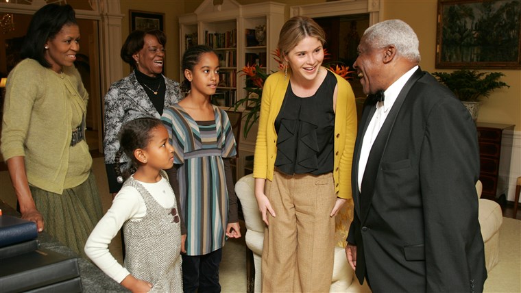 Jenna Bush Hager and Barbara Bush welcome Malia and Sasha Obama to a tour of the White House