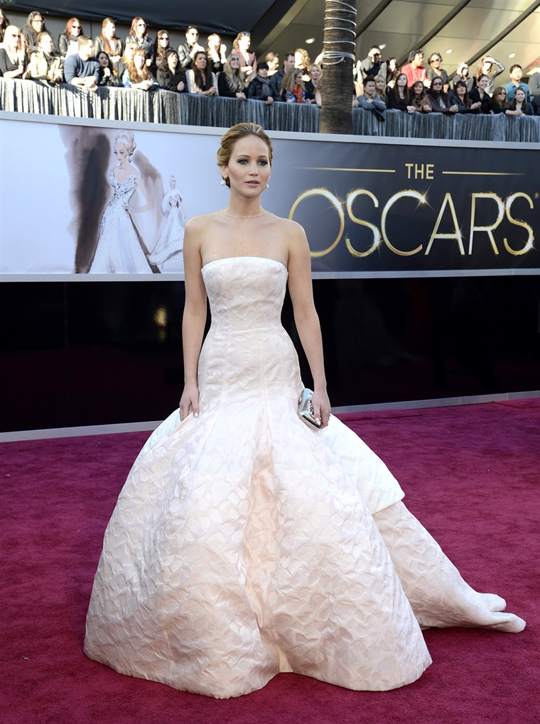 epa03599371 US actress Jennifer Lawrence arrives for the 85th Academy Awards in Hollywood, California, USA, 24 February 2013. The Oscars are presented...