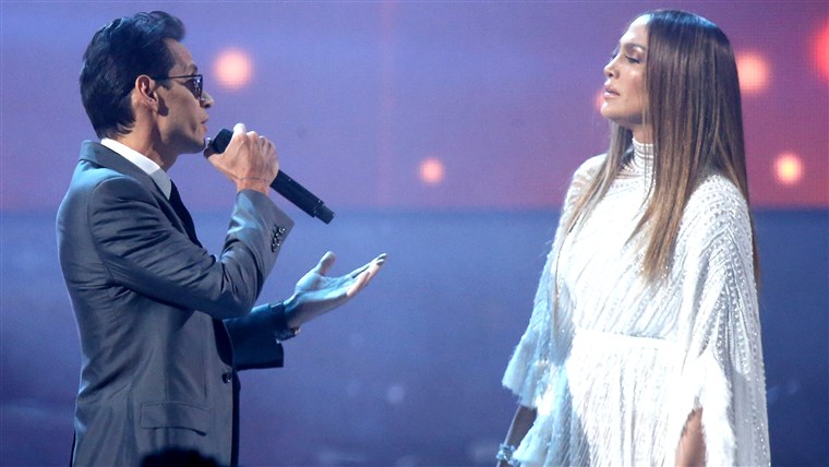 제니퍼 Lopez and singer Marc Anthony kiss onstage during The 17th Annual Latin Grammy Awards at T-Mobile Arena on November 17, 2016 in Las Vegas, Nevada.