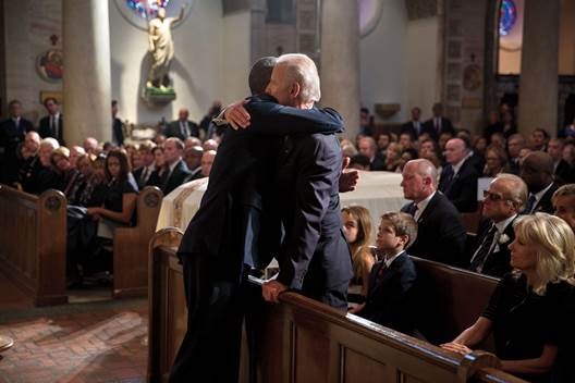大統領 Obama and Vice President Joe Biden embrace at the funeral of Beau Biden.