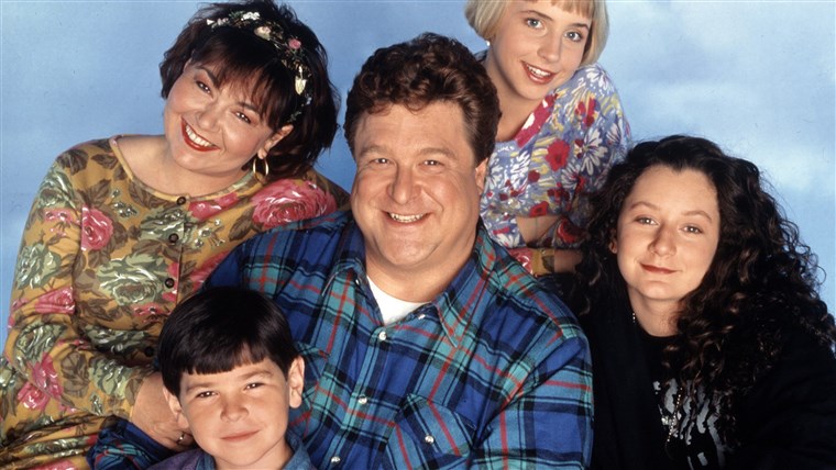 Gambar: ROSEANNE, Roseanne, Michael Fishman, John Goodman, Lecy Goranson, Sara Gilbert, Season 6. 1988-1997.