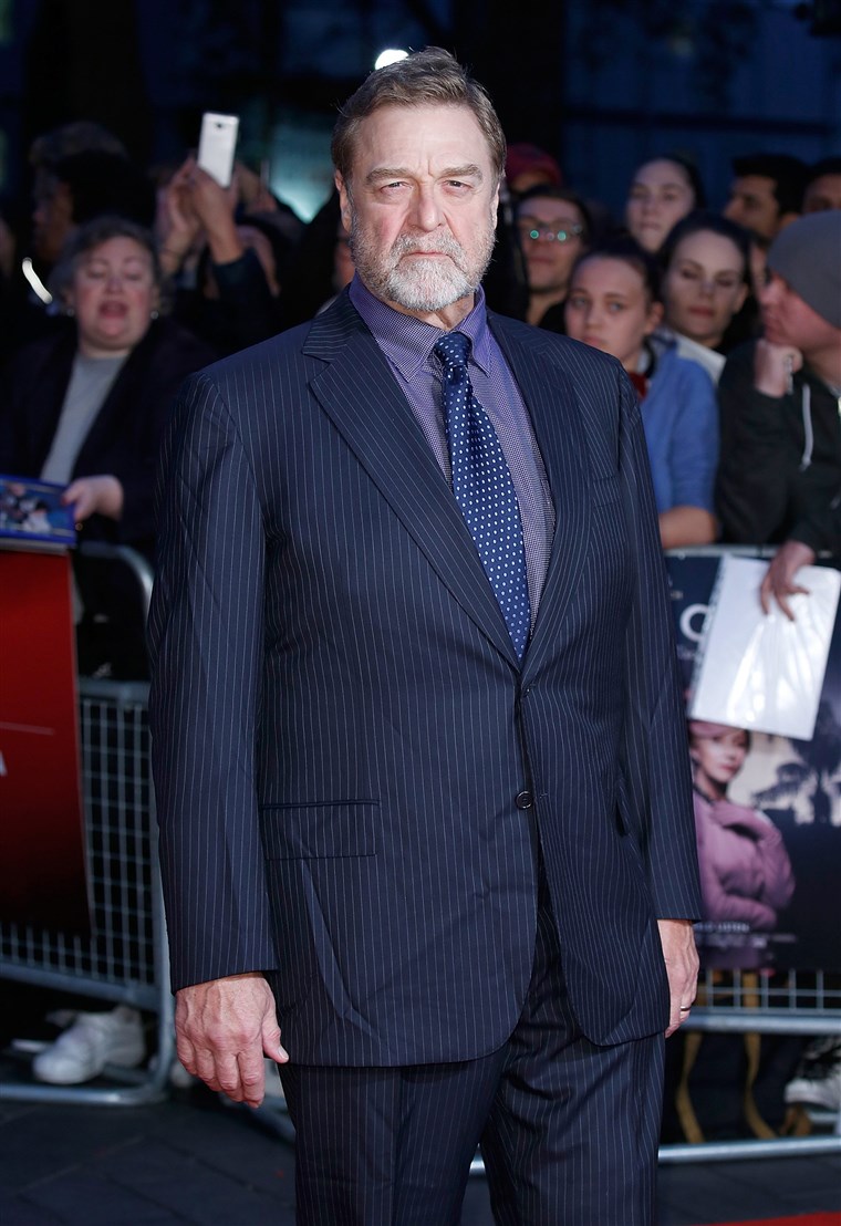 John Goodman Menunjukkan Penurunan Berat Badan Yang Dramatis Di Karpet Merah Trumbo