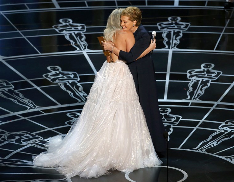 ジュリー Andrews hugs Lady Gaga after she performed songs from the Sound of Music at the 87th Academy Awards in Hollywood, California