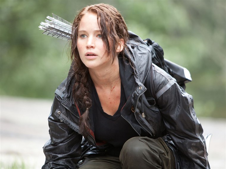 제니퍼 Lawrence stars as 'Katniss Everdeen' in THE HUNGER GAMES.