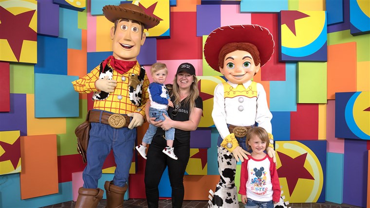 Kelly Clarkson & Kids Meet Pixar Pals At First-Ever 
