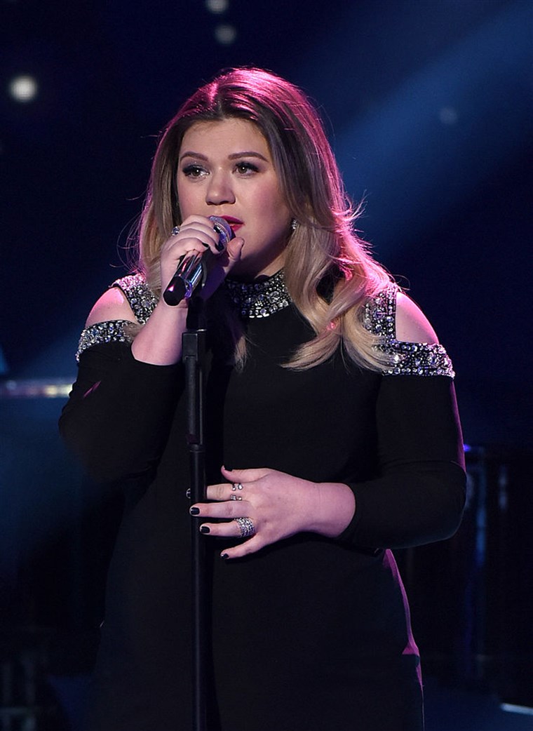 ゲスト judge and Season 1 winner Kelly Clarkson performs onstage at FOX's American Idol Season 15 on February 25, 2016 in Hollywood, California.