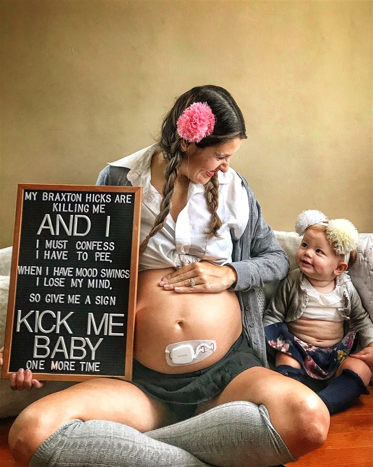 シャーロット Chatman is expecting her fourth child in September, and has gotten creative with taking photos to document the pregnancy.