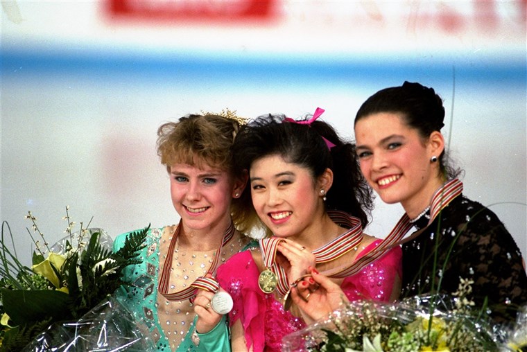 토냐 Harding, Kristi Yamaguchi and Nancy Kerrigan hold up their medals after the World Figure Skating Championships in Munich in 1991.