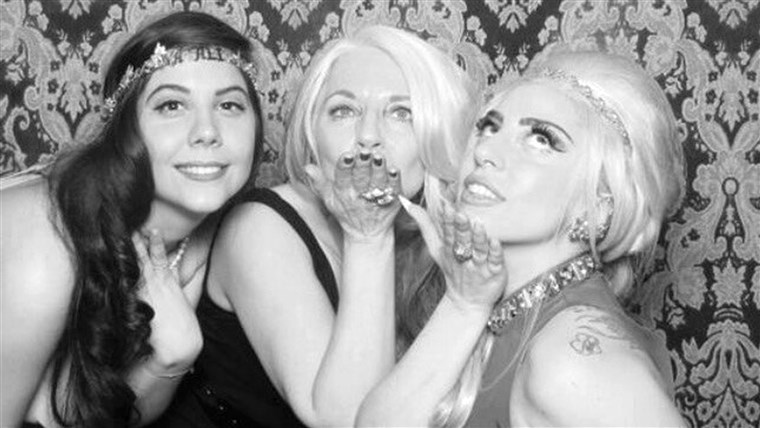 レディ Gaga (right), her mother Cynthia Germanotta (center) and her sister Natali