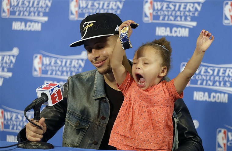 스티븐 Curry and his daughter at the press conference following the Golden State Warriors win