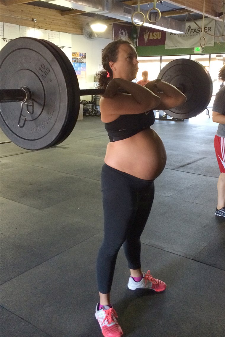 메간 Leatherman does front squats at 37 weeks pregnant.