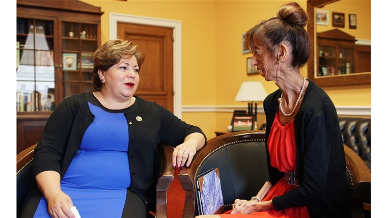 国会議員 Linda Sanchez and Lizzie Velasquez meet on Capitol Hill to discuss the first federal anti-bullying bill, the Safe Schools Improvement Act, in “A Brave Heart: The Lizzie Velasquez Story.”