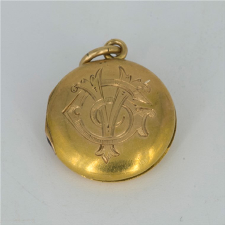 ザ 18-carat gold locket that belonged to Virginia Clark, a Titanic survivor who lost her husband in the shipwreck.