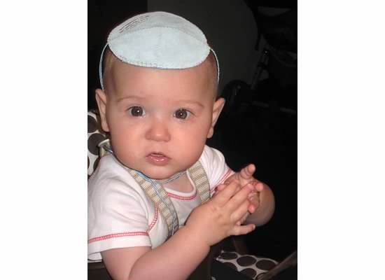 Frangia benefit of converting to Judaism? Baby yarmulke = cutest thing ever. Yes, it only stays on for 30 seconds, but it's a really cute 30 seconds.