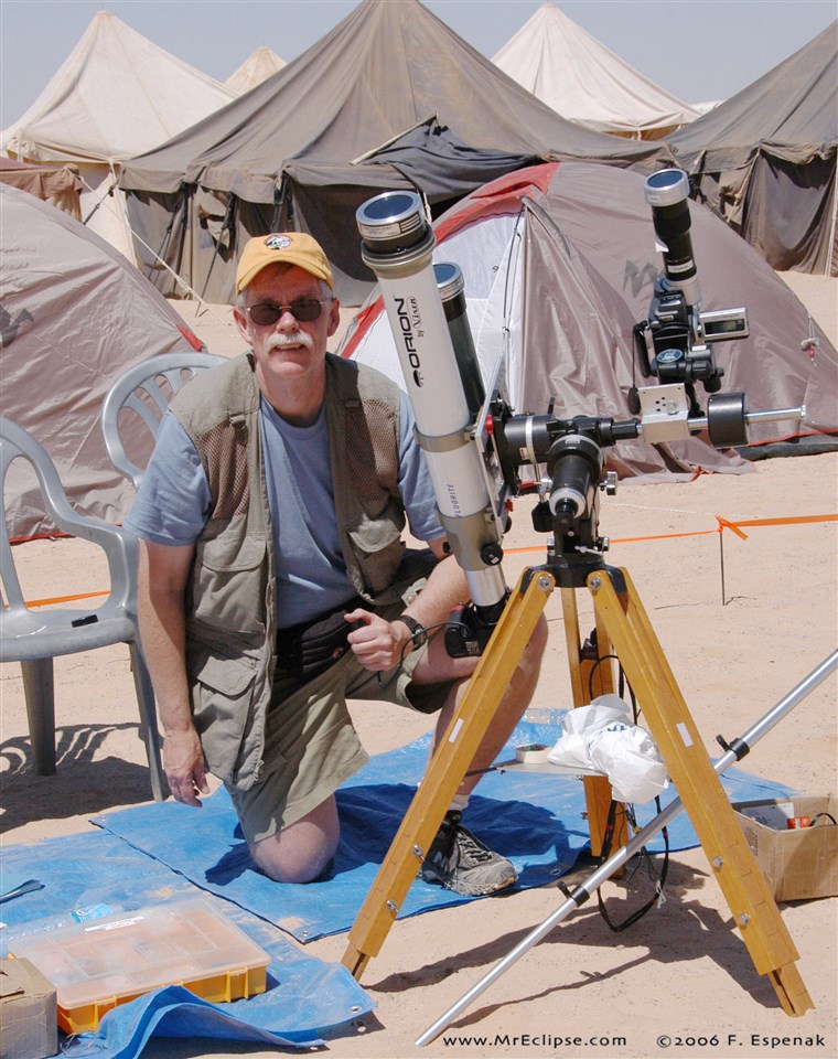 프레드 Espenak with telescopes before the total solar eclipse of 2006 in Jalu, Libya.