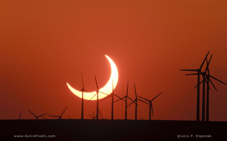 그만큼 annular solar eclipse among wind turbines in Elida, New Mexico, in 2012.