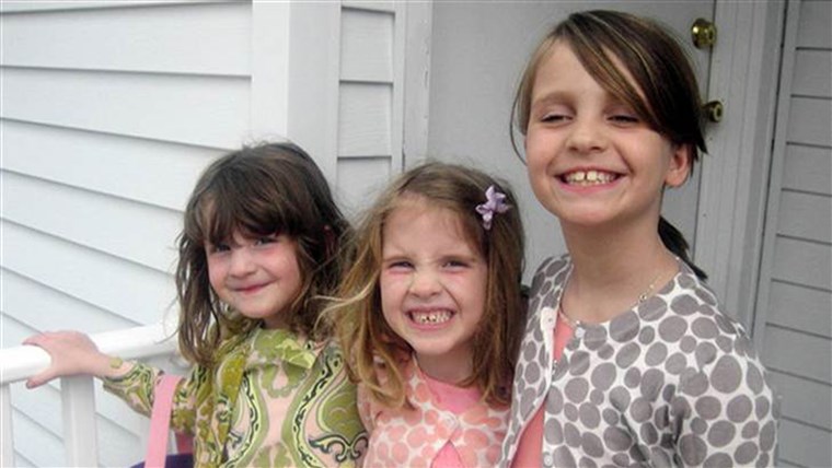 성모 마리아 Badger's three young daughters, twins Sarah and Grace, 7 (left), and Lily, 9.
