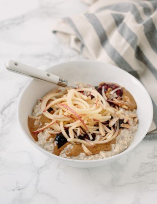 Havermut bowl with spiralized apples and toasted almonds
