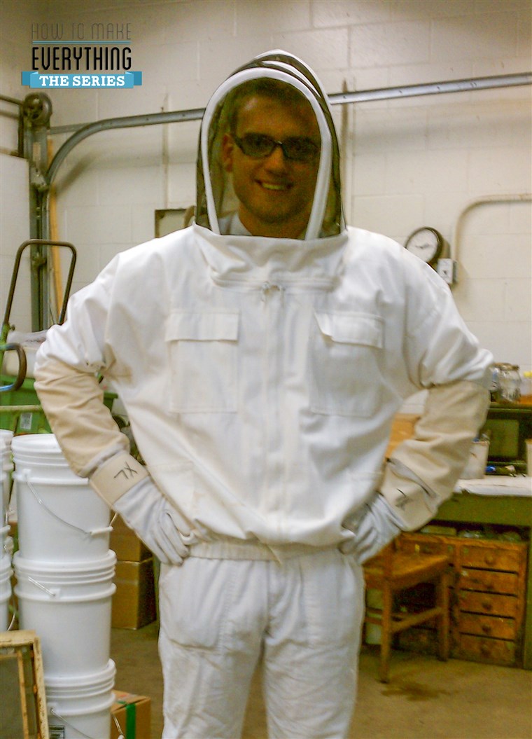 Apa saja George of How to Make Everything in a bee suit