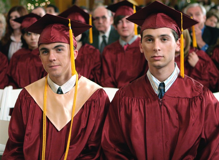 MALCOLM IN THE MIDDLE: Malcolm (Frankie Muniz, L) and Reese (Justin Berfield, R) graduate from high school in 