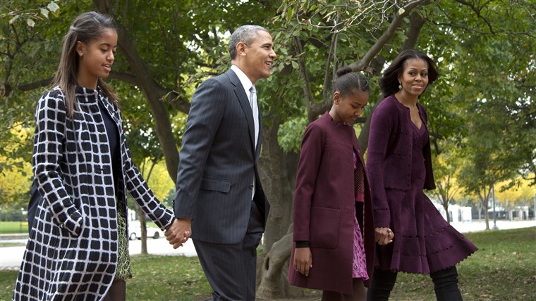 大統領 Barack Obama, second from left, with first lady Michelle Obama, right, and their daughters Malia, left, and Sasha, walk on Lafayette Park ac...
