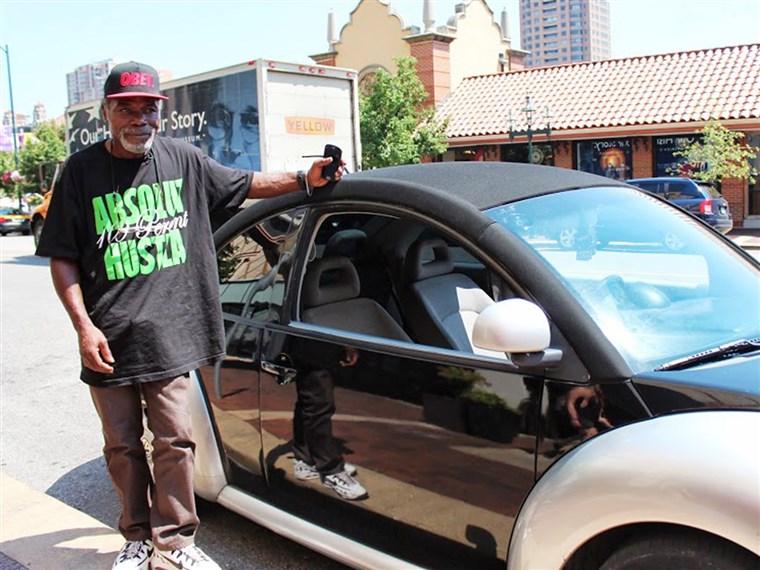 ビリー Ray Harris with the car he was able to buy, thanks to donations from people who heard his story.