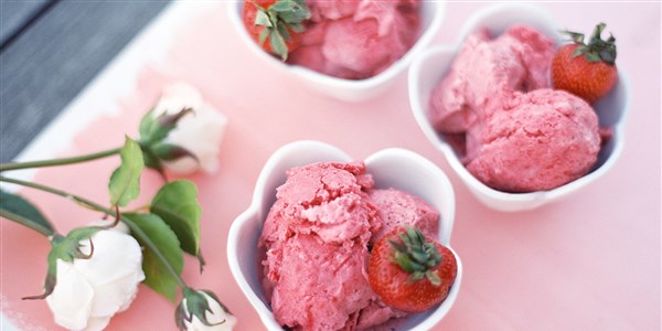 Hampir-Instan Strawberry Soft Serve Ice Cream