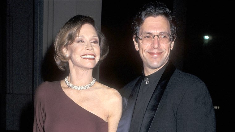 Aktris Mary Tyler Moore and husband Dr. Robert Levine