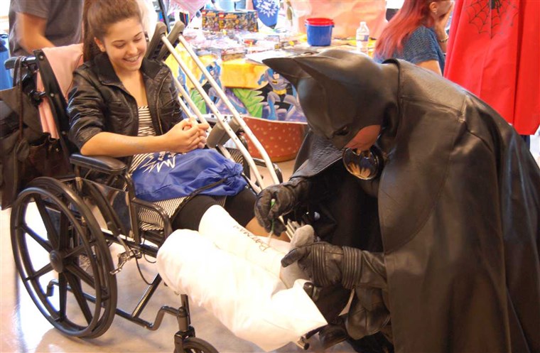 남자 who dressed up as Batman to visit sick kids and adapted his black Lamborghini to look like the Batmobile, died in a traffic accident.