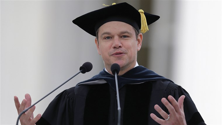 俳優 Matt Damon gestures during his address at the Massachusetts Institute of Technology's commencement in Cambridge, Mass.