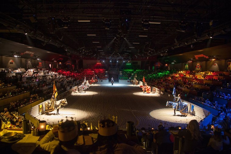 Il full Medieval Times arena showcasing the knights